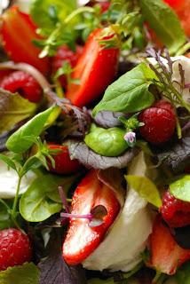 Le vendredi c'est retour vers le futur... Salade d'herbes aux fraises et à la mozzarella pour essayer d'attirer le soleil !