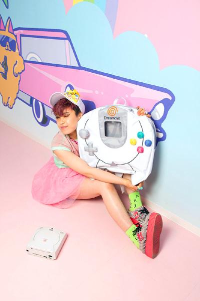 Craquez pour ce sac à dos en forme de contrôleur Sega Dreamcast sac_a_dos_dreacmcast-1