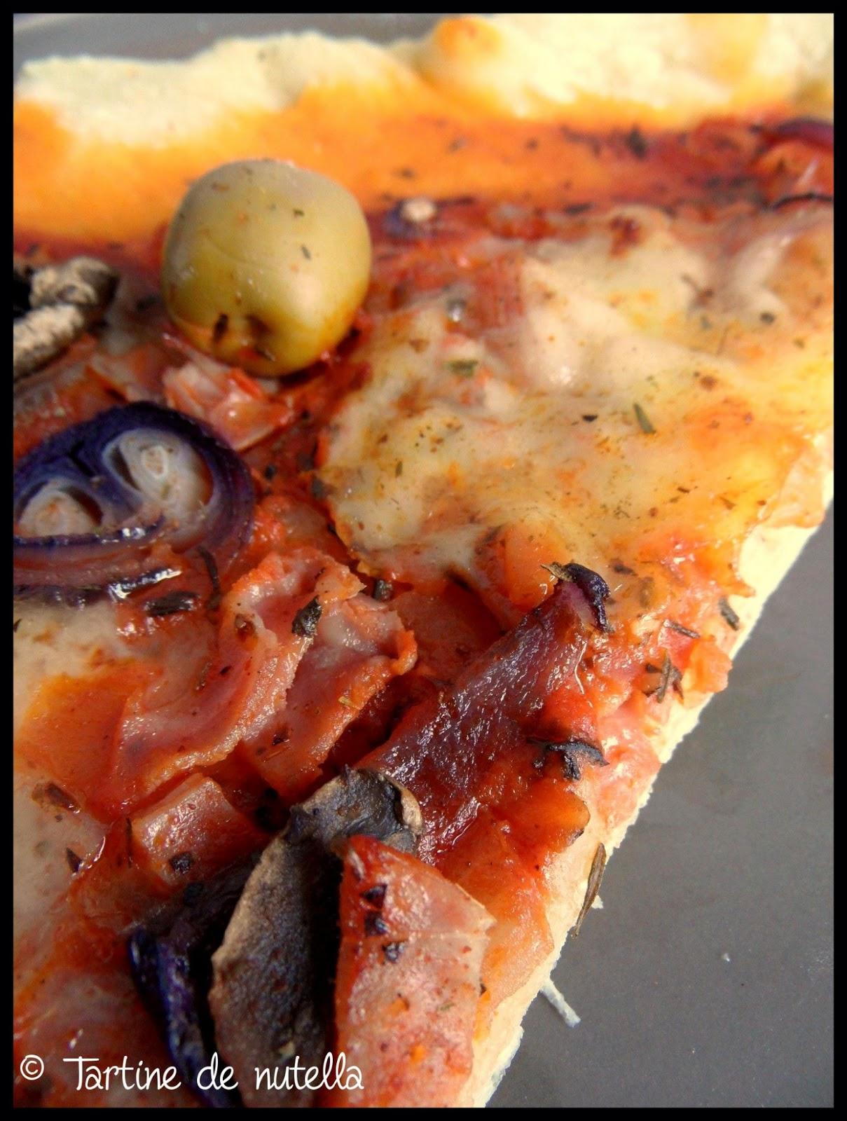 Pizza fine au jambon, légumes et fromage