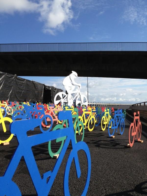 Vélos sur autoroute urbis designday 2013 ambient marketing art installation bike color resene matter auckland road 4