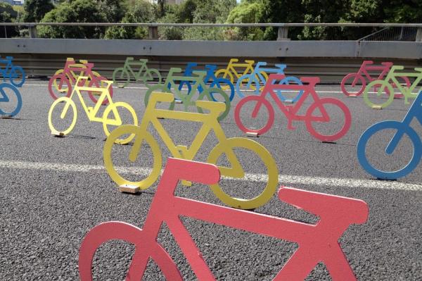 Vélos sur autoroute urbis designday 2013 ambient marketing art installation bike color resene matter auckland road 3