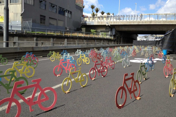 Vélos sur autoroute urbis designday 2013 ambient marketing art installation bike color resene matter auckland road 5