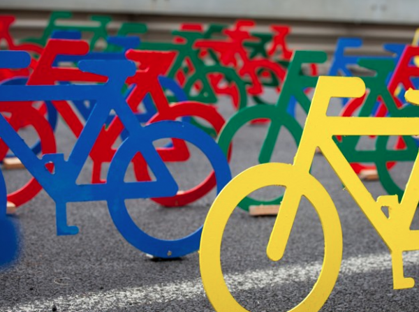 Vélos sur autoroute urbis designday 2013 ambient marketing art installation bike color resene matter auckland road 7