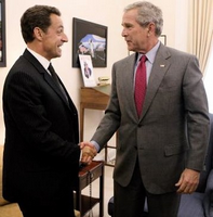 Sarkozy fait 10 centimètres de moins que Bush. Si si.