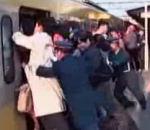 vidéo metro train wagon japon pousseur oshiya