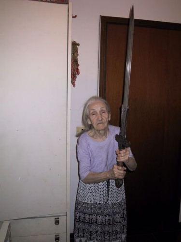 photo grand mère highlander épée humour insolite