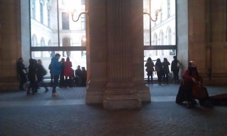 Les visiteurs frustrés se collent à la vitre de la cour Richelieu pour prendre en photo les sculptures.