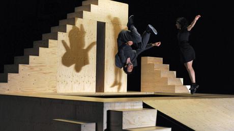 La compagnie Yoann Bourgeois : une prouesse onirique réussie. La compagnie Yoann Bourgeois : une prouesse onirique réussie.