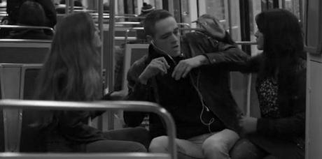 Le clip inversé où des hommes sont harcelés par des femmes AnitaDrake