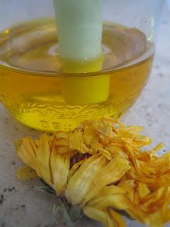 Test n°3 : macérât de fleurs de soucis dans de l'huile de pépins de raisin - une belle huile de calendula !