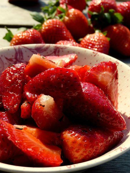 Salade de fraises au thym et vinaigre balsamique P1000730