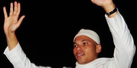 Le fils de l'ex-président Abdoulaye Wade arrêté Karim Wade, après un interrogatoire dans un poste de police de Colobane près de Dakar, le 20 décembre 2012.