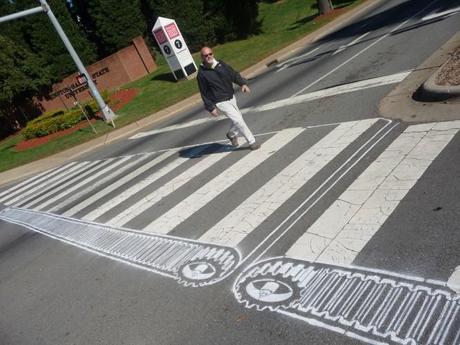Le street art de Roadsworth 02_conveyor-belt-666x500