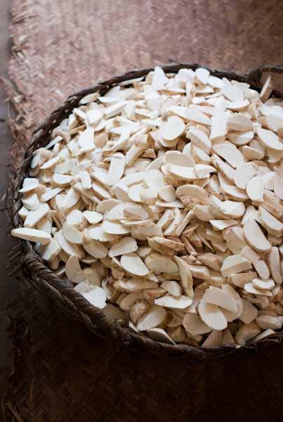 Les étapes de préparation du manioc Beendhi_BP_Manioc_Man Peeling Tapioca_100130-1010052