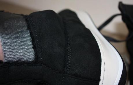 Chaussés pour l’Hiver : test des sneakers Lanvin En mettant la main à l'intérieur et en poussant, le cuir très souple se déforme énormément...