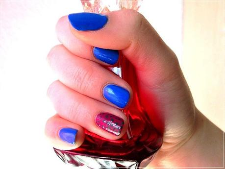 Blue, Pink and Spots dans Vernis accent-nail-pois-gris-1