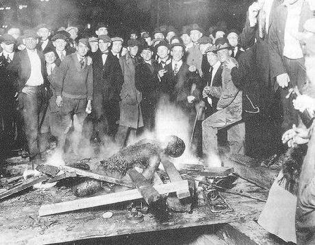 Photo authentique du lynchage d'un noir à cette époque.