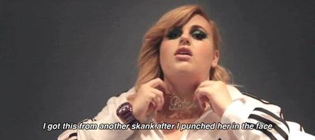 UN COLLIER NOMMé « BITCH » UN COLLIER ECRIT