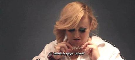 UN COLLIER NOMMé « BITCH » UN COLLIER ECRIT