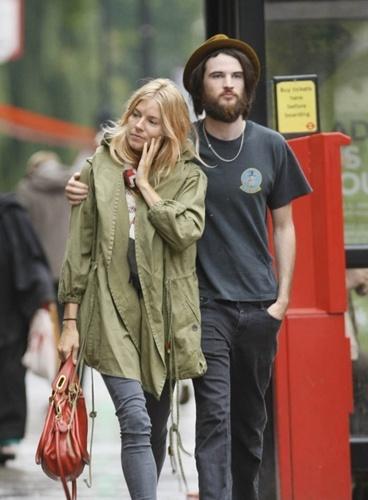 Rumeur : le couple Sienna Miller et Tom Sturridge, égéries Burberry ?