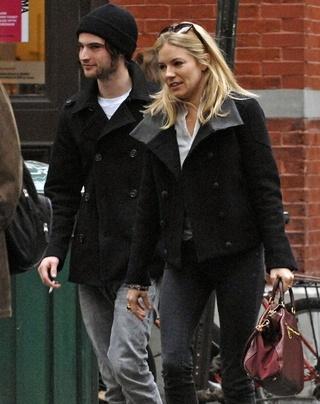 Rumeur : le couple Sienna Miller et Tom Sturridge, égéries Burberry ?