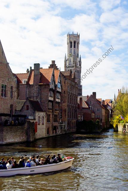 Reflet / Reflection Au fil de l'eau / Over Water