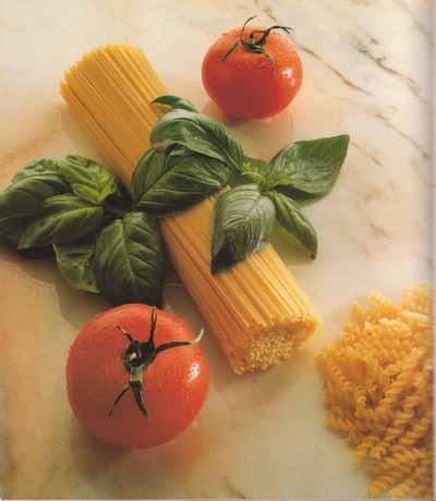 Torti et spaghetti à la tomate et au basilic