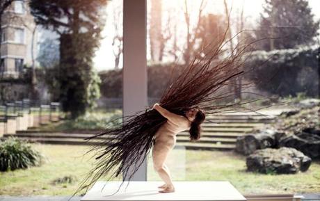 Woman with Sticks, 2009. Courtesy Hauser & Wirth. © Ron Mueck. Photo Thomas Salva / Lumento, 2013. (photo officielle du site de la fondation cartier)