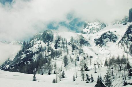 Vallorcine neige-paysage-montagne-sapins-vallorcine-hiver-ciel-bleu