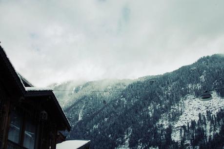 Le Grand Café chamonix-nature-hiver-centre-ville-neige-alpes-mont-blanc-haute-savoie-salon-thé-le-grand-café-chamonix-brasserie-bar-batiment-rose