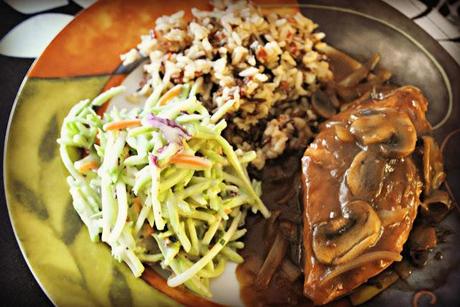 Blancs de poulet en sauce aux champignons et à l'oignon Blancs de poulet en sauce aux champignons et à l'oignon