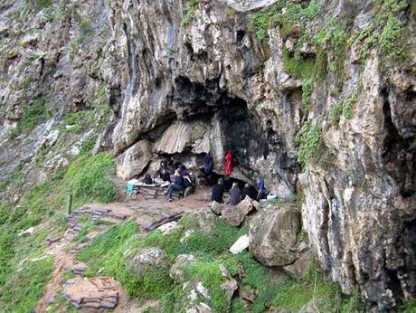 LES SYMBOLES PREHISTORIQUES LES PLUS VIEUX ONT ETE RETROUVES EN AFRIQUE DU SUD ET DATENT DE 70 000 ANS (Caves Blombos)