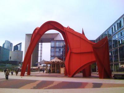 Paris : Le Grand Stabile Rouge ou l'Araignée Rouge - oeuvre d'Alexander Calder - place du Général de Gaulle - Paris La Défense