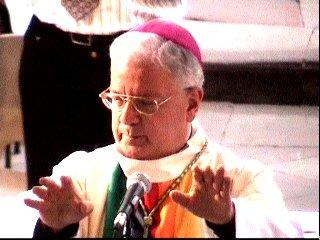 MON ÉVÊQUE JOUE AU CAKE raffin