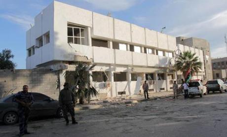 BENGHAZI. Libye: Violente explosion dans un poste de police de Benghazi Devanture du poste après l'explosion