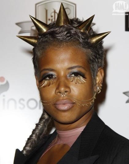 LA CHANTEUSE KELIS PRESENTE ‘CALL ON ME’ LA CHANTEUSE KELIS PRESENTE 'CALL ON ME'