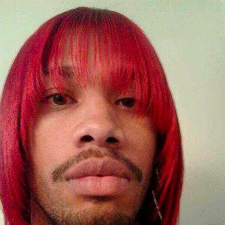 NAPPY ET AUTO-DERISION Un homme noir avec les cheveux longs défrisés et colorés