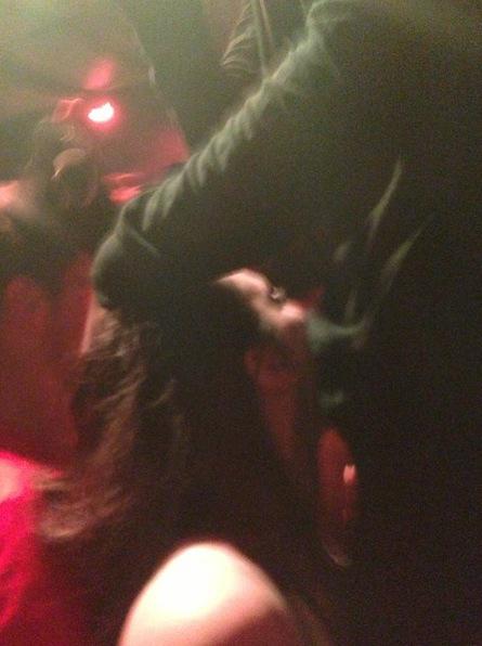 LE RAPPEUR DANNY BROWN RECOIT UNE FELLATION EN PLEIN CONCERT LIVE DE LA PART D'UNE FAN