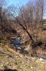 Promenade dans une ville fantôme ruisseau qui traverse les rues anciennes