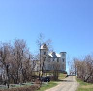 Promenade dans une ville fantôme Curieuse construction à l'allure de château forteresse