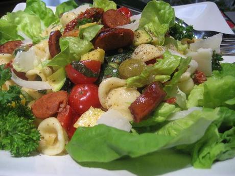 Salade de saucisses grillées et pâtes orechiette
