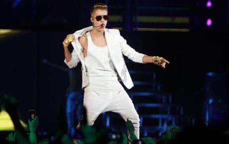 Justin Bieber : Voici la vidéo du fan s'est introduit sur scène à Dubaï