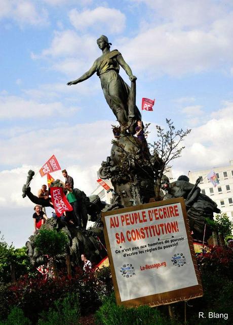 Le billet du jour : Disons que pour le consensus nous étions 180.000 dont 30.000 avec des balais ! Marche-du-05-Mai-2013_0112
