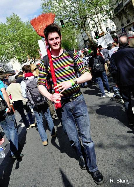 Le billet du jour : Disons que pour le consensus nous étions 180.000 dont 30.000 avec des balais ! Marche-du-05-Mai-2013_0561