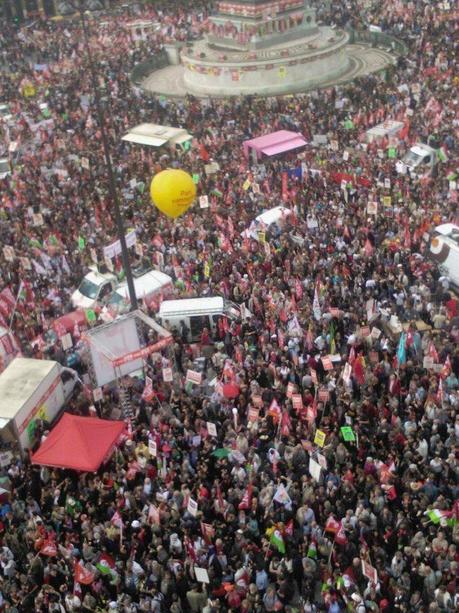 Le billet du jour : Disons que pour le consensus nous étions 180.000 dont 30.000 avec des balais ! Marche-du-05-Mai-2013_0731