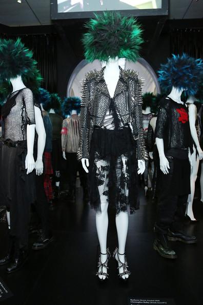 A l'intérieur de l'expo Punk : Chaos to Couture... A l'intérieur de l'expo Punk : Chaos to Couture...