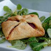 Feuilleté de chèvre, pomme et magret fumé Feuilleté de chèvre, pomme et magret fumé