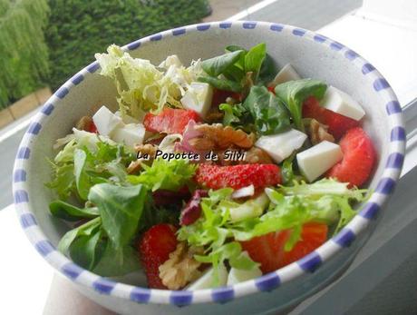 Juste envie d'une petite salade qui change ... salade/fraises/feta/noix SAM_2242