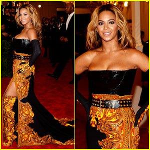 beyonce-met-ball-2013-red-carpet-with-solange-knowles