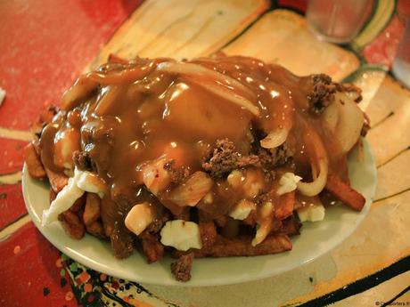 Tribulations d’une journaliste noctambule à Montréal Poutine